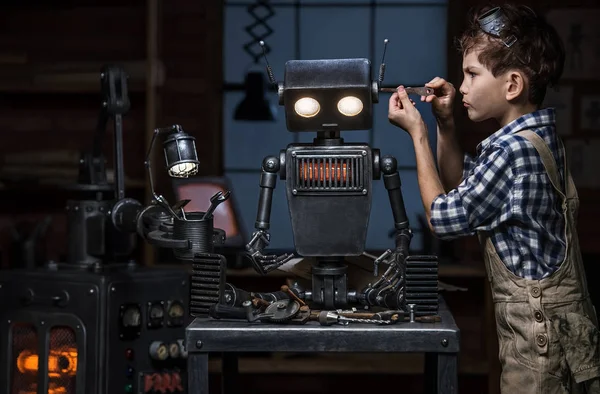 Jeune mécanicien réparant le robot dans son atelier — Photo