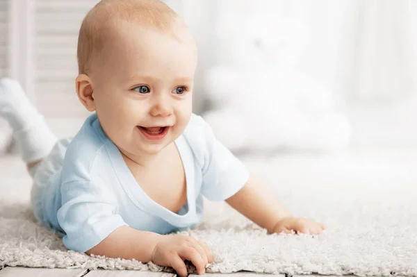 Portrait Bébé Rampant Sur Tapis Dans Chambre — Photo