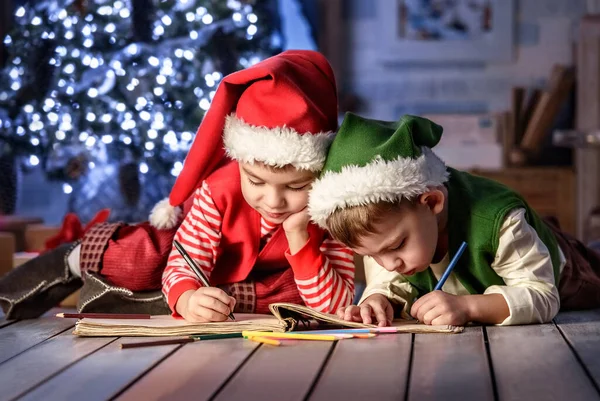 Dzieci Bawiące Się Strychu Christmas Interior — Zdjęcie stockowe