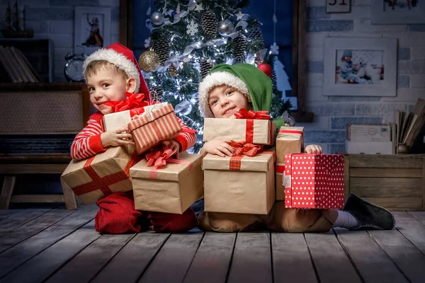 Děti Hrají Podkroví Vánoční Interiér — Stock fotografie