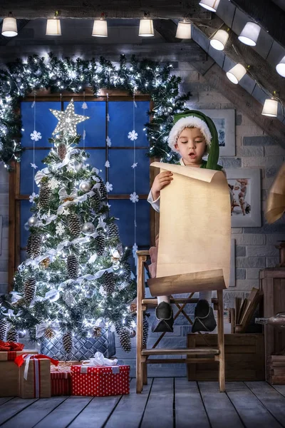 Niño Jugando Ático Interior Navidad —  Fotos de Stock