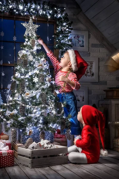 屋根裏部屋で遊んでいる子供クリスマスインテリア — ストック写真