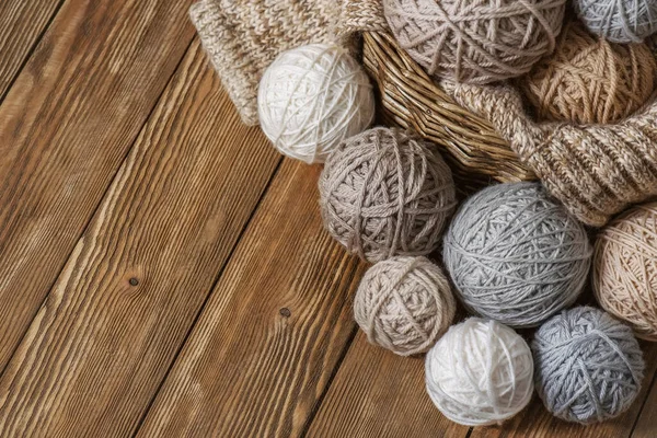 Panier Avec Des Boules Fil Sur Fond Vieux Plancher Bois — Photo