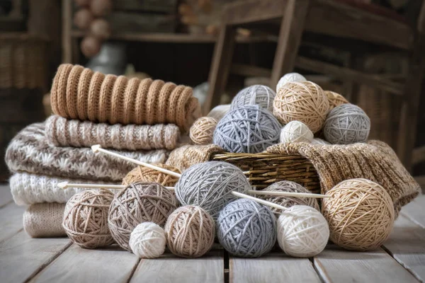 Korb Mit Wollknäueln Einem Alten Verlassenen Raum — Stockfoto