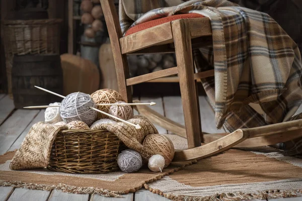 Cesta Com Bolas Fios Antigo Quarto Abandonado — Fotografia de Stock