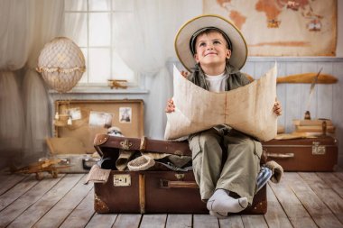 Gezgin kılığındaki küçük çocuk odamdaki eski kartı okudu.