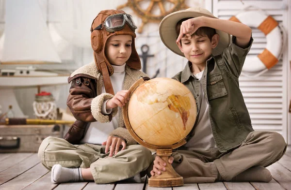两个男孩 旅行者和飞行员 的画像 他的游戏室里放满了地球仪 — 图库照片