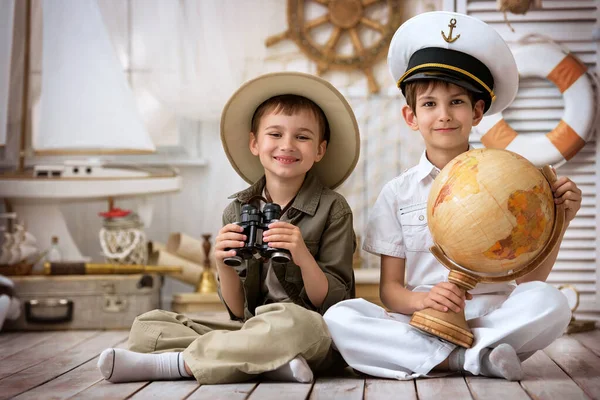 两个男孩 旅行者和水手 的画像 他的游戏室里有地球仪和双筒望远镜 — 图库照片