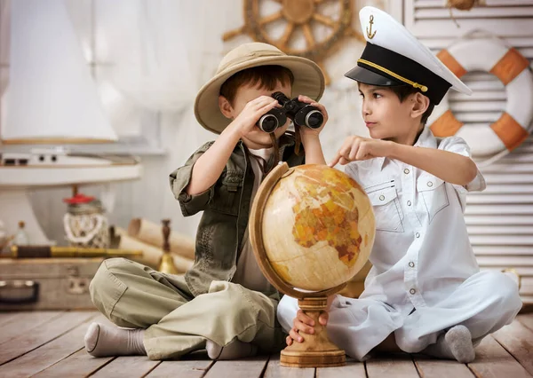 Portret Dwóch Chłopców Podróżnika Marynarza Kulą Ziemską Lornetką Pokoju Zabaw — Zdjęcie stockowe