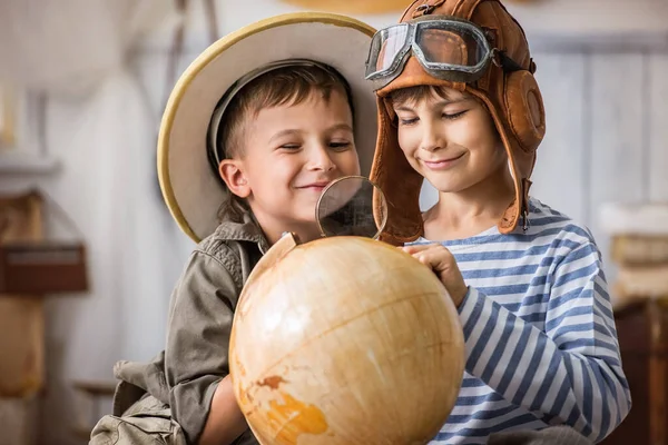 Twee Jongens Vorm Van Piloot Toeristen Plannen Een Globe Van — Stockfoto