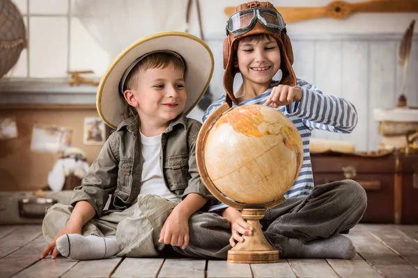 Twee Jongens Vorm Van Piloot Toeristen Plannen Een Globe Van — Stockfoto