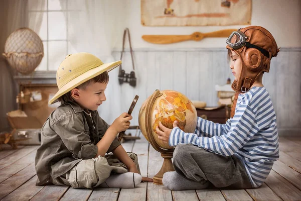 Dois Meninos Forma Piloto Turistas Que Planejam Globo Sua Rota — Fotografia de Stock