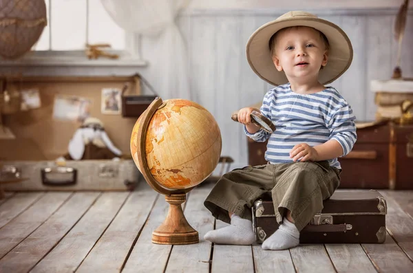 Kleine Jongen Vorm Van Toeristen Van Plan Een Globe Van — Stockfoto