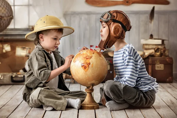 Dva Chlapci Podobě Pilotů Turistů Kteří Plánují Cestu Zeměkouli — Stock fotografie