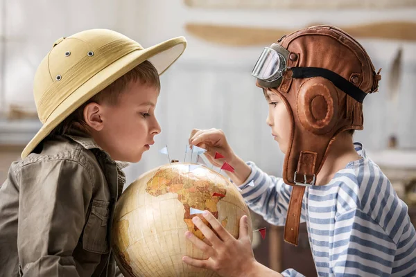 Dois Meninos Forma Piloto Turistas Que Planejam Globo Sua Rota — Fotografia de Stock