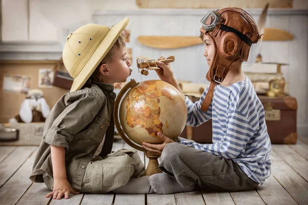 Dois Meninos Forma Piloto Turistas Que Planejam Globo Sua Rota — Fotografia de Stock