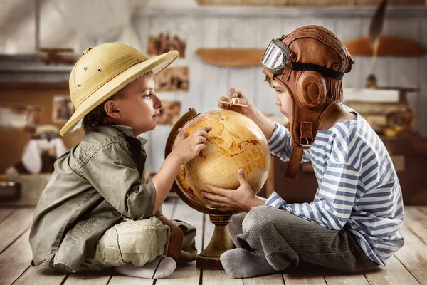 Twee Jongens Vorm Van Piloot Toeristen Plannen Een Globe Van — Stockfoto