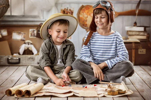 Twee Jongens Vorm Van Piloot Reiziger Lazen Oude Kaart Mijn — Stockfoto