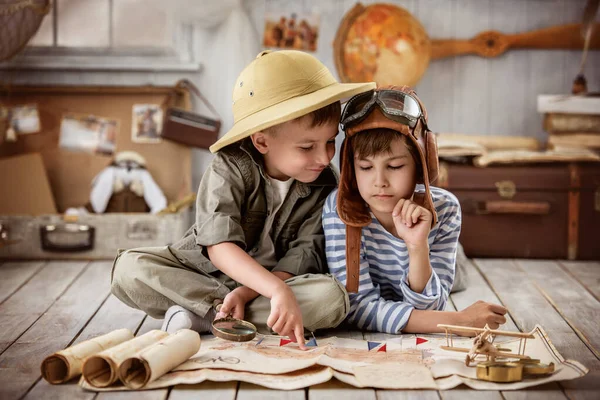 Twee Jongens Vorm Van Piloot Reiziger Lazen Oude Kaart Mijn — Stockfoto