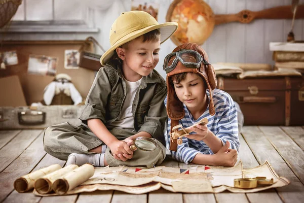 Two Boys Form Pilot Traveler Read Old Card Room — Stock Photo, Image