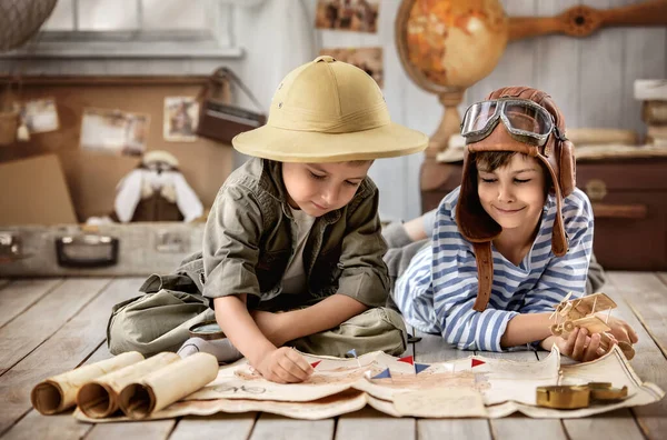 Two Boys Form Pilot Traveler Read Old Card Room — Stock Photo, Image