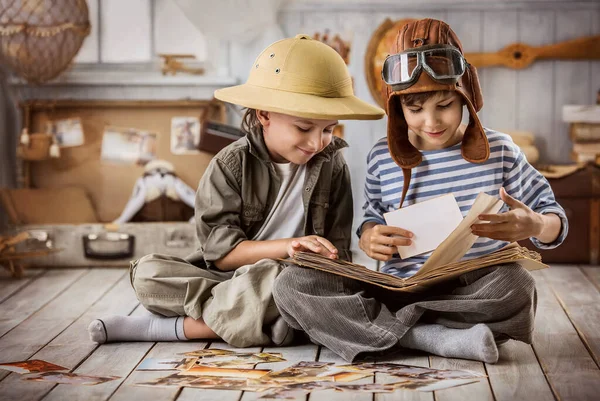 Twee Jongens Vorm Van Toeristen Een Piloot Bekijk Foto Van — Stockfoto