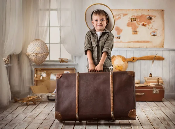 Jongen Het Beeld Van Een Toerist Met Een Grote Koffer — Stockfoto