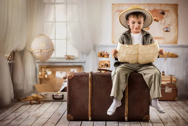 Liten Pojke Form Resenären Läste Det Gamla Kortet Mitt Rum — Stockfoto