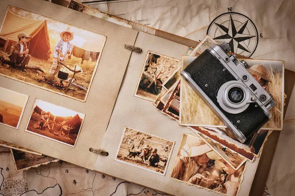 古い地図の背景に旅行やヴィンテージ古いカメラの写真付きのフォトアルバム — ストック写真