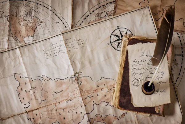 Girdi Gezgini Kitapta Toplanmış Eski Eski Dünya Haritalarının Arka Planında — Stok fotoğraf
