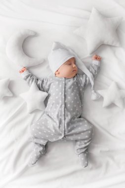 Yatakta uyuyan tatlı bebek.