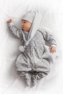 Yatakta uyuyan tatlı bebek.