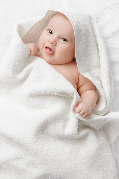 Bébé Souriant Heureux Dans Une Serviette Après Bain — Photo