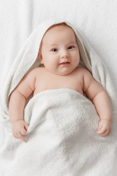 Feliz Bebê Sorridente Uma Toalha Depois Tomar Banho — Fotografia de Stock