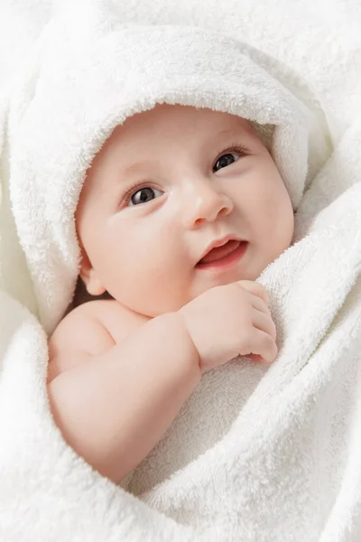 Havluyla Banyo Yaptıktan Sonra Gülümseyen Mutlu Bebek — Stok fotoğraf