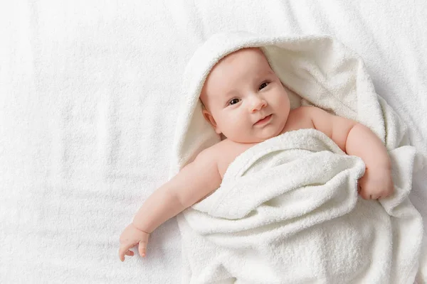 Feliz Bebé Sonriente Una Toalla Después Bañarse — Foto de Stock