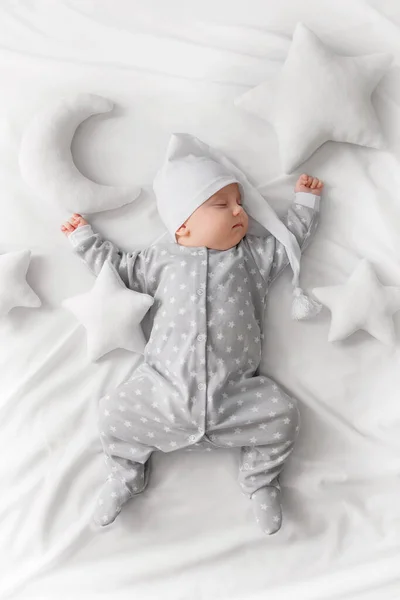 Leuke Slapende Baby Het Bed — Stockfoto