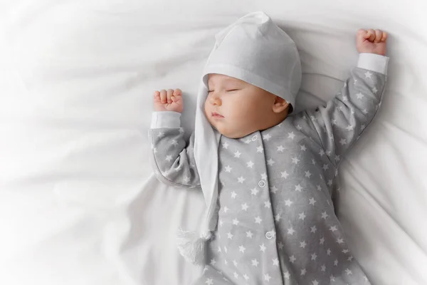 Χαριτωμένο Κοιμισμένο Μωρό Στο Κρεβάτι — Φωτογραφία Αρχείου