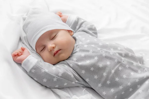 Lindo Bebé Durmiendo Cama —  Fotos de Stock