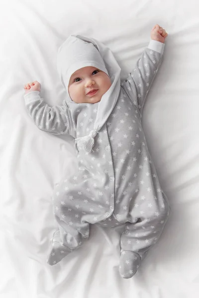 Lindo Sonriente Bebé Cama Después Dormir — Foto de Stock