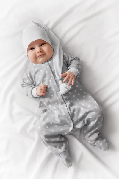 Lindo Sonriente Bebé Cama Después Dormir — Foto de Stock