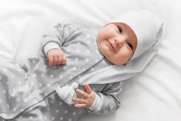 Niedliches Lächelndes Baby Nach Dem Schlafen Bett — Stockfoto