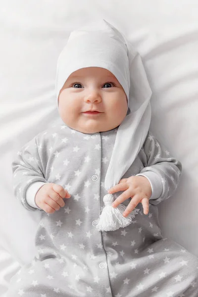 Lindo Sonriente Bebé Cama Después Dormir — Foto de Stock