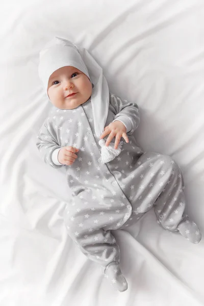 Χαριτωμένο Χαμογελαστό Μωρό Στο Κρεβάτι Μετά Τον Ύπνο — Φωτογραφία Αρχείου