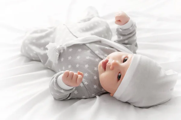 Lindo Sonriente Bebé Cama Después Dormir — Foto de Stock