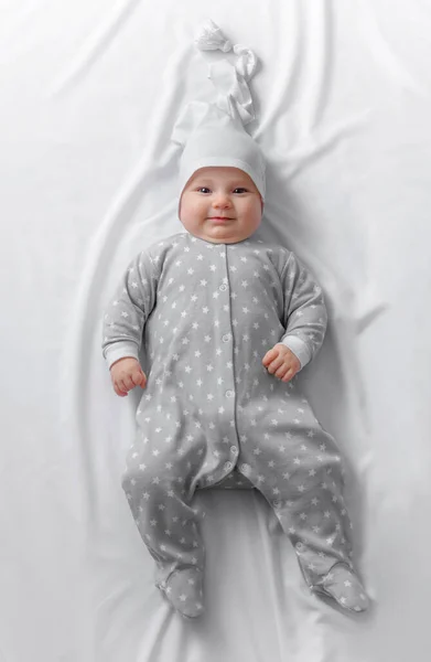 Bonito Bebê Sorridente Cama Após Sono — Fotografia de Stock