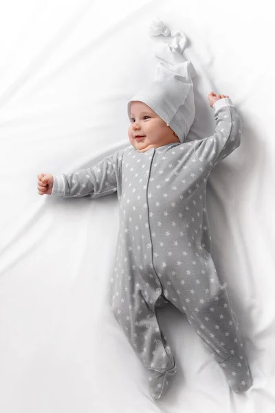 Roztomilé Usměvavé Dítě Posteli Spánku — Stock fotografie