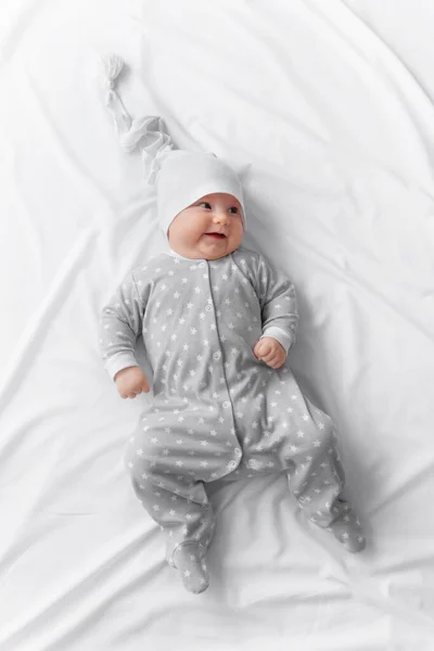 Bonito Bebê Sorridente Cama Após Sono — Fotografia de Stock