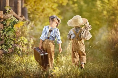 İki küçük çocuk yaz günü köyün sokaklarına çıktılar.