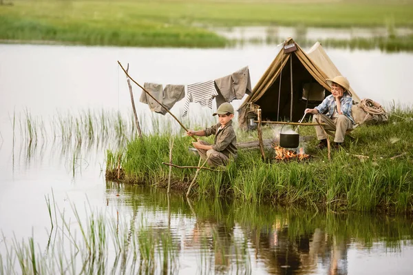 Twee Jongens Zetten Kamp Ontsteken Het Vuur Zittend Oever Van — Stockfoto